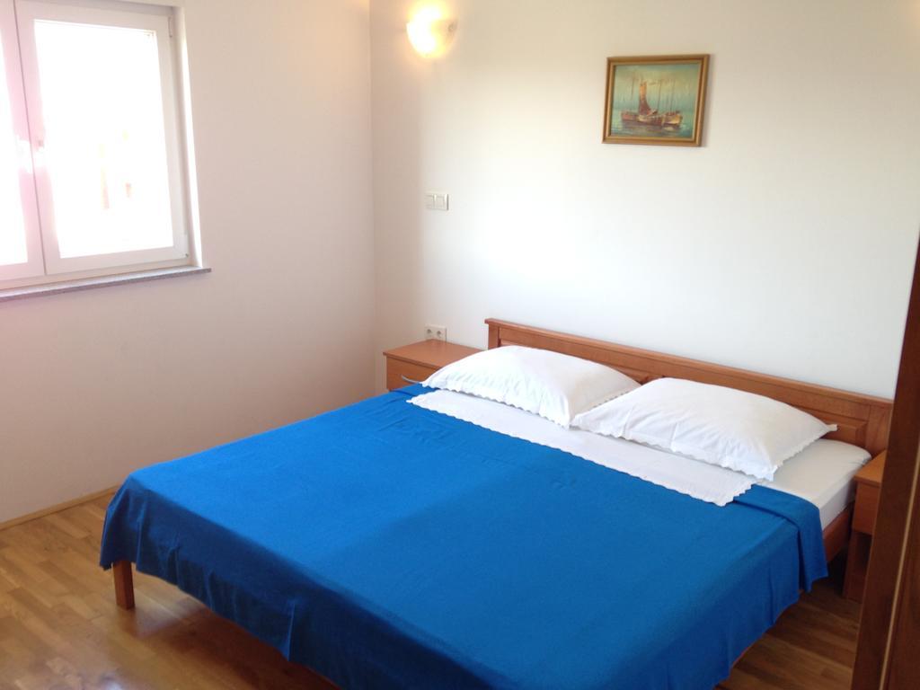 Gala Omis